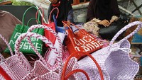 Tas anyaman tersebut di jual dari harga Rp 50 ribu hingga Rp 150 ribu.