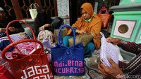 Dalam sehari satu orang perajin mampu menyelesaikan 5 buah tas anyaman.