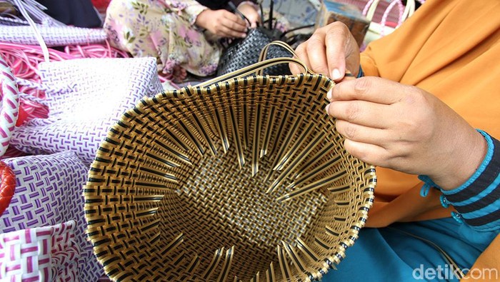 Tas anyaman di Desa Masaran, Sragen, Jawa Tengah, ternyata sudah dipesan mulai dari Korea hingga Jepang lho. Yuk, intip proses produksinya.