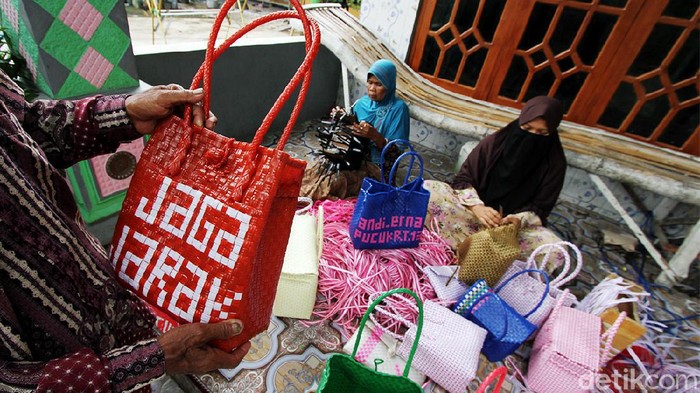 Sragen Punya Tas Anyaman yang Dipesan Sampai Korea-Jepang Tas anyaman di Desa Masaran, Sragen, Jawa Tengah, ternyata sudah dipesan mulai dari Korea hingga Jepang lho. Yuk, intip proses produksinya.