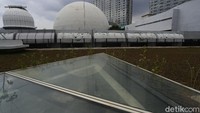 Aksen itu kemudian berpadu dengan bangunan yang tampak berdesain industrial.