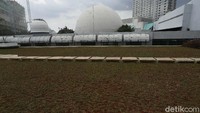 Itu sekaligus memberi kesan lebih luas, sekaligus membiarkan cahaya alami tumpah-ruah memenuhi ruang saat siang hari.