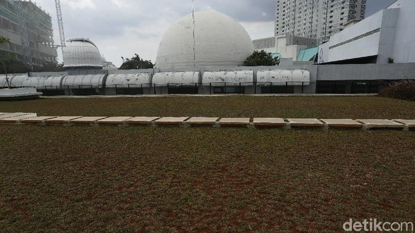 Itu sekaligus memberi kesan lebih luas, sekaligus membiarkan cahaya alami tumpah-ruah memenuhi ruang saat siang hari. Itu sekaligus memberi kesan lebih luas, sekaligus membiarkan cahaya alami tumpah-ruah memenuhi ruang saat siang hari.