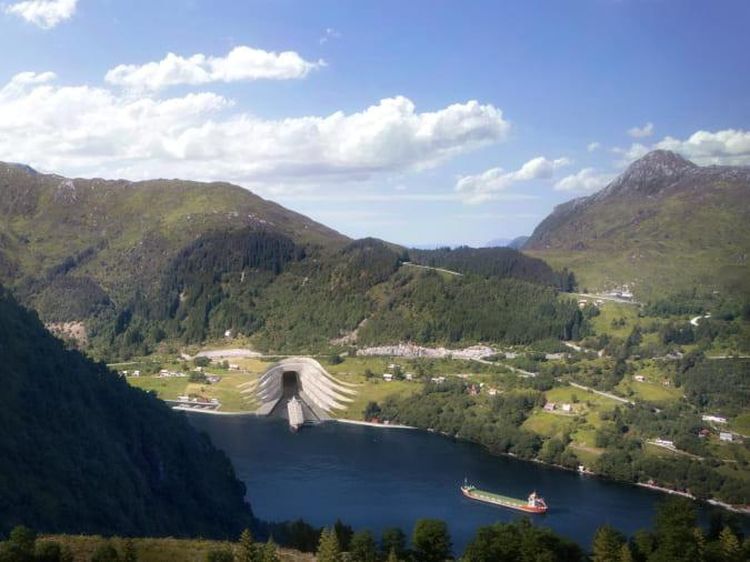 Foto: Terowongan Kapal di Bawah Gunung Norwegia