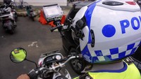 Dia telah memperingatkan tiap para pengendara untuk tertib berlalu lintas karena kamera e-TLE telah mengintai di ruas jalan. ANTARA FOTO/Harviyan Perdana Putra  