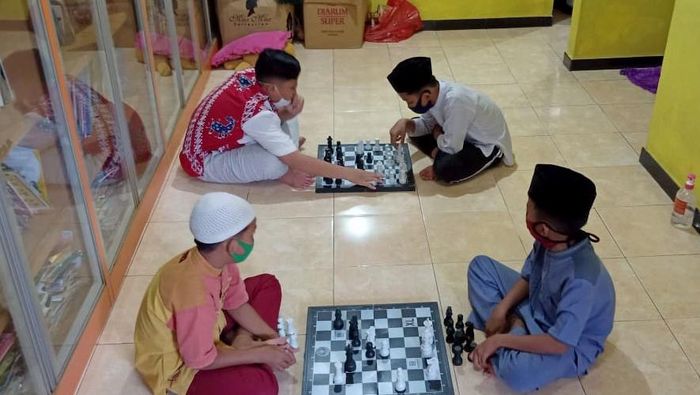 Unik! Terapi Catur Ini Bisa Atasi Stress dan Depresi Lho Setahun sudah pandemi COVID-19 melanda negeri ini dan tak tahu kapan akan berakhir. Beragam cara dilakukan untuk mengusir jenuh, stress dan depresi.