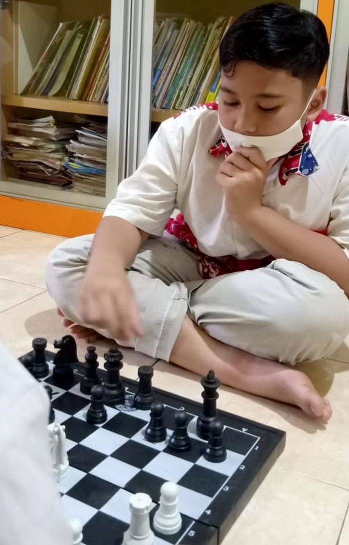 Unik! Terapi Catur Ini Bisa Atasi Stress dan Depresi Lho Setahun sudah pandemi COVID-19 melanda negeri ini dan tak tahu kapan akan berakhir. Beragam cara dilakukan untuk mengusir jenuh, stress dan depresi.