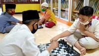 Dengan Catur, sebuah permainan yang menguji kreativitas, fokus dan juga strategi ini sedang marak kembali di masa pandemi. Seseorang yang bermain catur ini mampu untuk menemukan makna hidup ditengah pandemi. Selain bisa menemukan harapan hidup, catur juga bisa membuat kita relaksasi, melepaskan beban kehidupan untuk sementara waktu. Foto: dok. Rumah Amalia