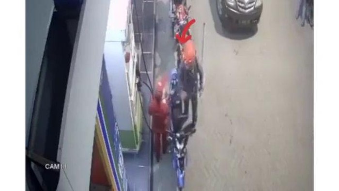 viral pemotor pukul petugas spbu