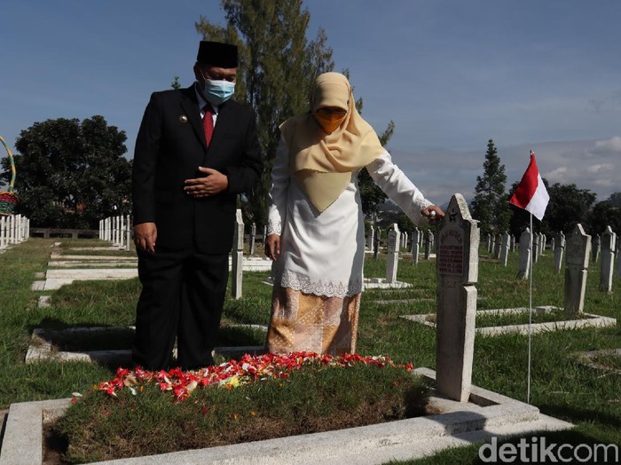 Wali Kota Bandung Oded berziarah ke makam pahlawan Bandung Lautan Api