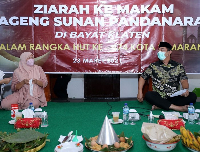 Wali Kota Semarang Hendrar Prihadi melaksanakan agenda ziarah tahunan ke makam Sunan Pandanaran II atau Sunan Bayat di Bayat, Klaten.