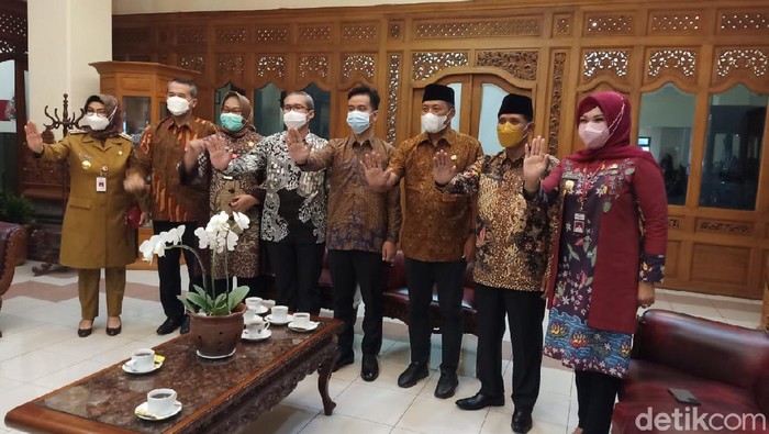 Walkot Solo Gibran Rakabuming Raka dan enam kepala daerah di Solo Raya bertemu di Balai Kota Solo, Selasa (23/3/2021)
