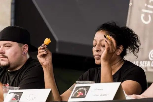wanita ikut tantangan makan cabe super pedas, keluhkan rasa sakitnya lebih dari melahirkan.