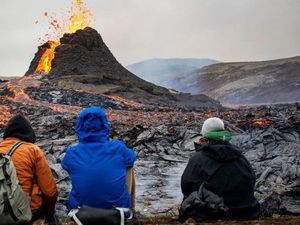Foto: Asyiknya Wisatawan Lihat Letusan Lahar Panas