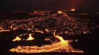 Letusan gunung menerangi langit malam dengan cahaya merah tua dengan gempa kecil yang mengguncang daerah tersebut (Getty Images)