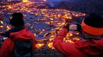 Foto: Asyiknya Wisatawan Lihat Letusan Lahar Panas