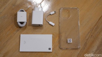 Sebab Xiaomi masih menyertakan charger 55W di dalamnya beserta aksesori lainnya. Foto: Adi Fida Rahman/detikINET