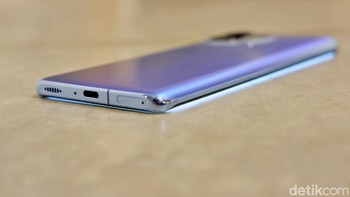 Sementara bagian bawah terdapat SIM Card tray, port USB Type C dan speaker. Foto: Adi Fida Rahman/detikINET
