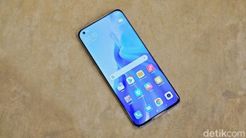 Mengusung layar AMOLED 6,81 inch dengan resolusi 1440 x 3200 pixels dan terlindungi Gorilla Glass Victus. Foto: Adi Fida Rahman/detikINET