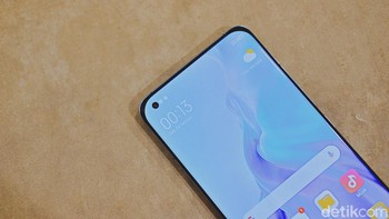 Mengusung punch hole yang menjadi rumah bagi kamera berukuran 20 MP. Foto: Adi Fida Rahman/detikINET