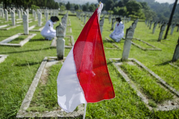 Dua anggota Paskibraka Kota Bandung melakukan tabur bunga saat ziarah Peringatan Ke-75 Peristiwa Bandung Lautan Api di Taman Makam Pahlawan Cikutra, Bandung, Jawa Barat, Selasa (23/3/2021).  Pemerintah Kota Bandung menggelar ziarah dengan protokol kesehatan untuk tetap mengenang dan menjaga jasa para tentara dan penduduk sipil saat peristiwa Bandung Lautan Api pada tahun 1946 dalam membela Indonesia dari penjajah Sekutu dan NICA. ANTARA FOTO/Novrian Arbi/aww.