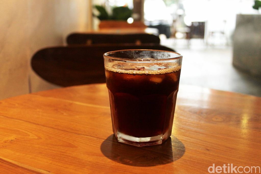 Adem Banget! Di Bogor Bisa Ngopi Santai di Bawah Pohon Pinus