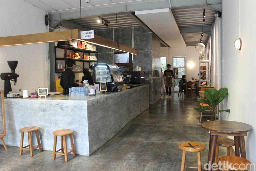 Adem Banget! Di Bogor Bisa Ngopi Santai di Bawah Pohon Pinus
