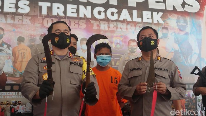 Sucipto (35) yang memiliki riwayat gangguan jiwa mulai buka suara. Ia merupakan anak yang membacok ayah angkat atau kakeknya hingga tewas.