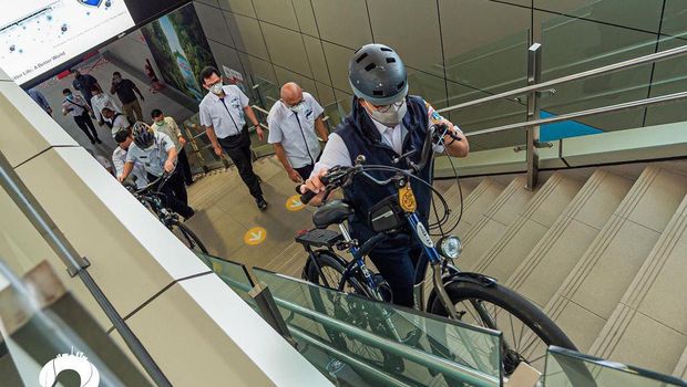 Anies Baswedan Bawa Sepeda Naik MRT