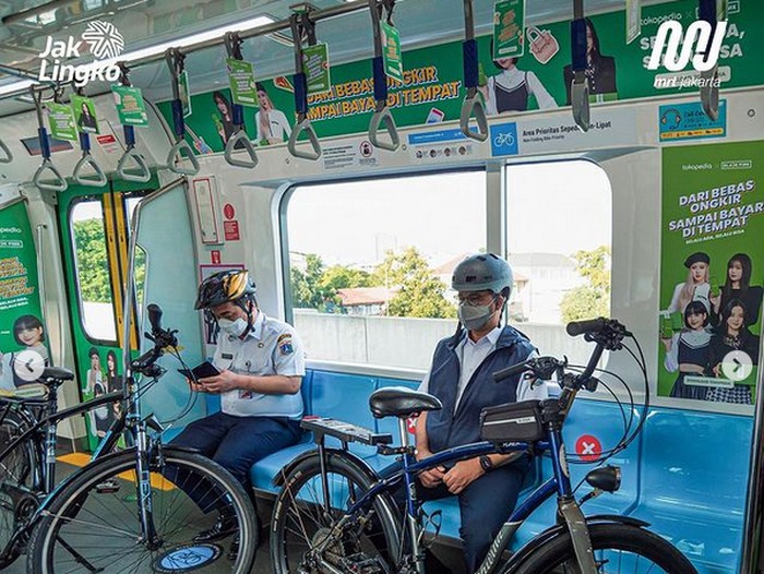 Anies Baswedan Bawa Sepeda Naik MRT