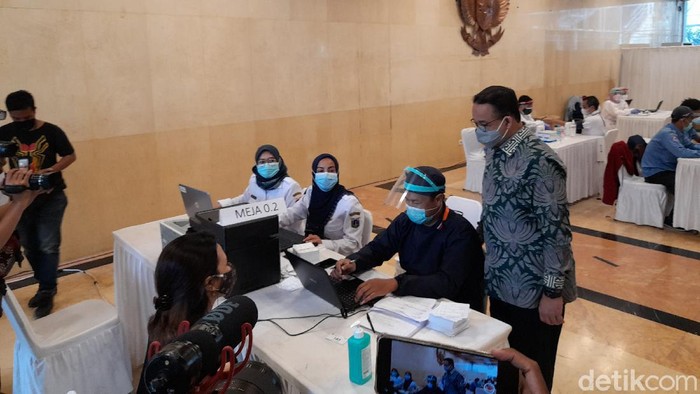 Anies tinjau vaksinasi Corona untuk wartawan di Balai Kota DKI (Tiara Aliya/detikcom)