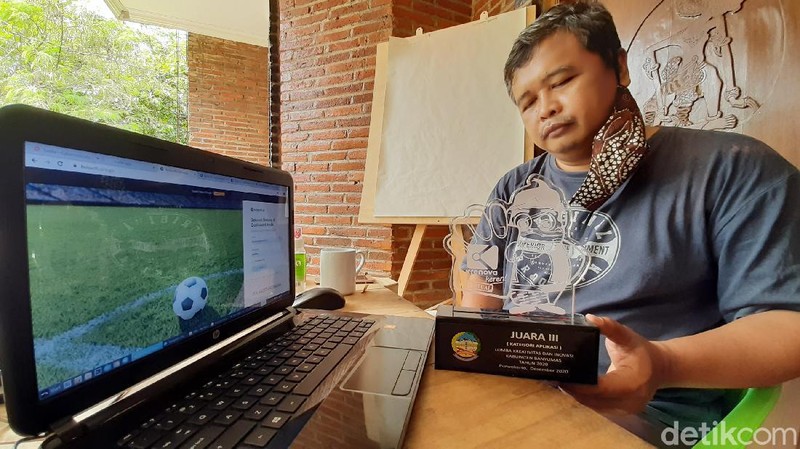 Aplikasi Bolasoft Indonesia dari Purwokerto buatan dosen Universitas Amikom Purwokerto, Trias Bratakusuma, untuk pembinaan di sekolah sepakbola