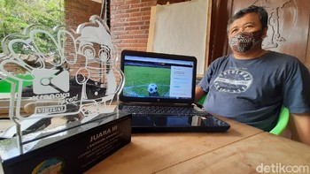 Dosen Sistem Informasi, Universitas Amikom Purwokerto, Trias Bratakusuma (46) bersama dua rekannya tergerak memperbaiki kesemrawutan pembinaan sepak bola usia dini dengan aplikasi Bolasoft Indonesia. Foto: (Arbi Anugrah/detikcom)