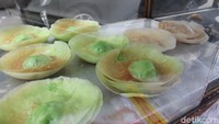 Kudapan manis yang bikin nostalgia bernama kue tete juga menjadi salah satu makanan bernama aneh. Kue tete ini juga memiliki sebutan lain yaitu kue ape. Foto: Zahrah Zayyan Layalia/detikcom