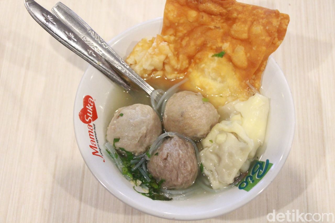 Bakso Mercon Cak Kar, tempat makan bakso di Malang yang terkenal enak dengan pilihan yang beragam.