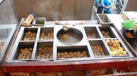 Ada beragam jenis bakso yang bisa kamu pilih di sini. Harganya dibanderol mulai dari Rp 4 ribuan per butirnya. Foto: detikFood/Luthfi Baihaqy