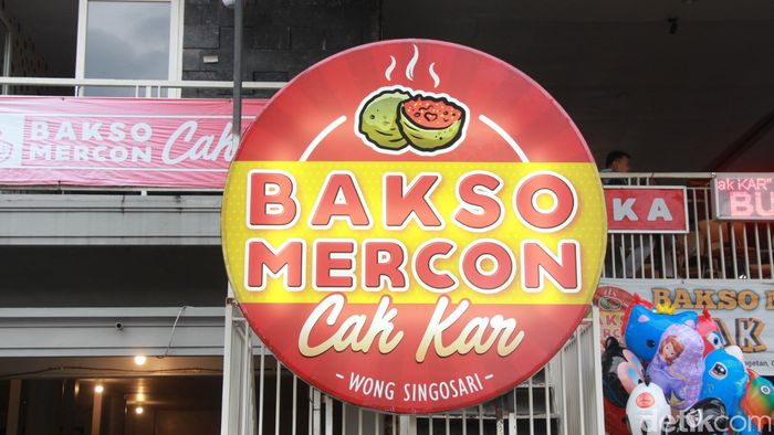 Bakso Mercon Cak Kar, tempat makan bakso di Malang yang terkenal enak dengan pilihan yang beragam.