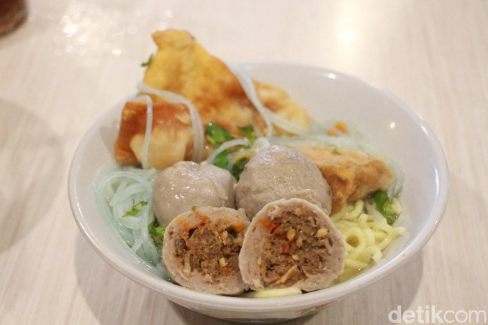 Bakso Mercon Cak Kar Bakso Mercon Cak Kar, tempat makan bakso di Malang yang terkenal enak dengan pilihan yang beragam.