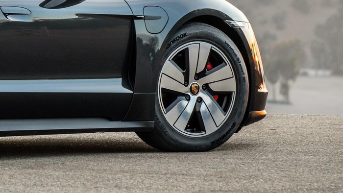 Ban mobil listrik Porsche Taycan electric