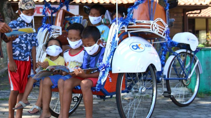 Becak Listrik jadi Perpustakaan Keliling Sutopo, seorang pegiat literasi di Yogyakarta menerima bantuan becak listrik. Becak ini akan berfungsi sebagai perpustakaan keliling.