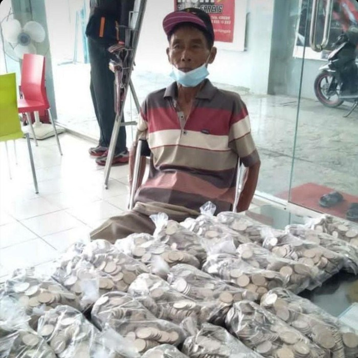 Buruh tani di Magetan membeli motor dengan uang koin. Uang koin itu ia kumpulkan selama 3 tahun.