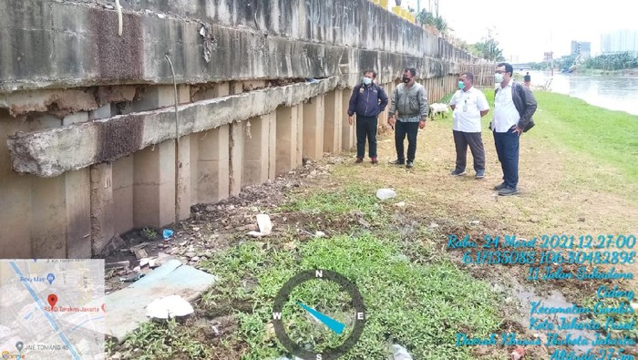 Besi sheet pile di Jalan Tomang Kanal Banjir Barat, Tomang, Grogol Petamburan, Jakarta Barat hilang dicuri. Adapun besi sheet pile yang dicuri adalah sepanjang 50 meter.