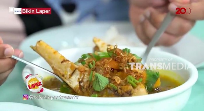 Bikin Laper! Nyeruput Sumsum Sop Kambing Nikmat Pakai Sedotan Bikin Laper! Nyeruput Sumsum Sop Kambing Nikmat Pakai Sedotan