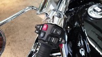 Perbedaan lainnya, di R 18 Classic sudah disematkan fitur cruise control yang berguna untuk turing jarak jauh. Foto: Luthfi Anshori/detikOto