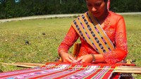 Budaya menenun.