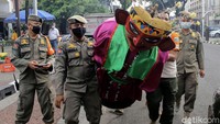 Selain itu, Riza memandang maraknya pengamen ondel-ondel di jalanan dapat mengganggu aktivitas warga. Meskipun dilarang, Pemprov DKI berjanji akan mengakomodir para pemain ondel-ondel ke tempat yang lebih baik.