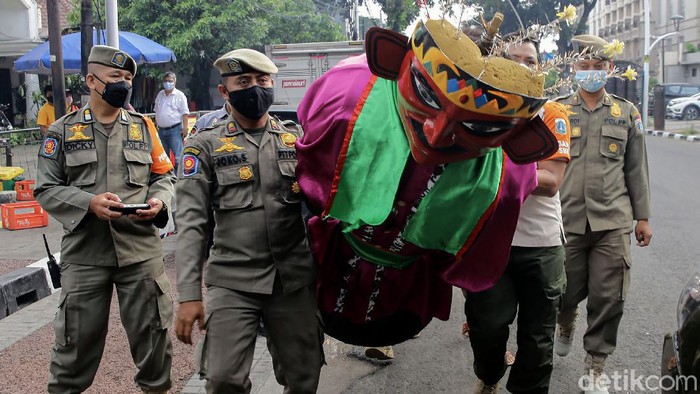 Pemprov DKI Jakarta melarang ondel-ondel digunakan untuk mengamen. Razia pun dilakukan di kawasan Ibu Kota guna melarang ondel-ondel digunakan untuk mengemis.