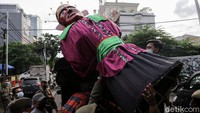 Menurutnya, ondel-ondel yang selama ini digunakan untuk mengamen tidak bisa dinikmati nilai seninya. Sebab, para pengamen hanya meminta-minta uang.