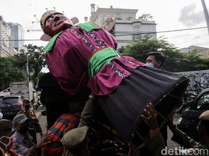 62 Pengamen Ondel-ondel Terjaring Razia Satpol PP, Dibawa ke Panti Sosial