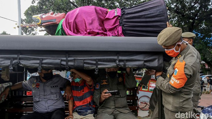 Pemprov DKI Jakarta melarang ondel-ondel digunakan untuk mengamen. Razia pun dilakukan di kawasan Ibu Kota guna melarang ondel-ondel digunakan untuk mengemis.